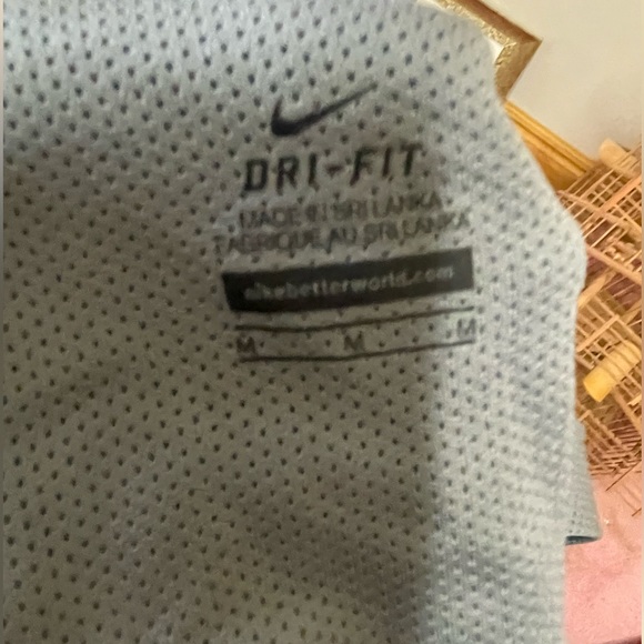 EUC Nike Dri-Fit Women’s Athletic Tank Built-in Bra M - Picture 6 of 6